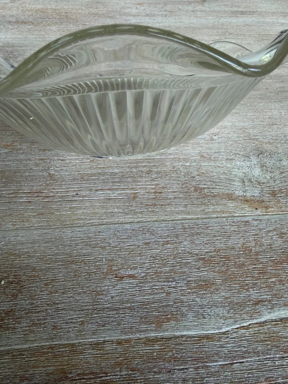 🌱 Large Vintage Depression Glass bowl with scalloped rim and fluted pattern